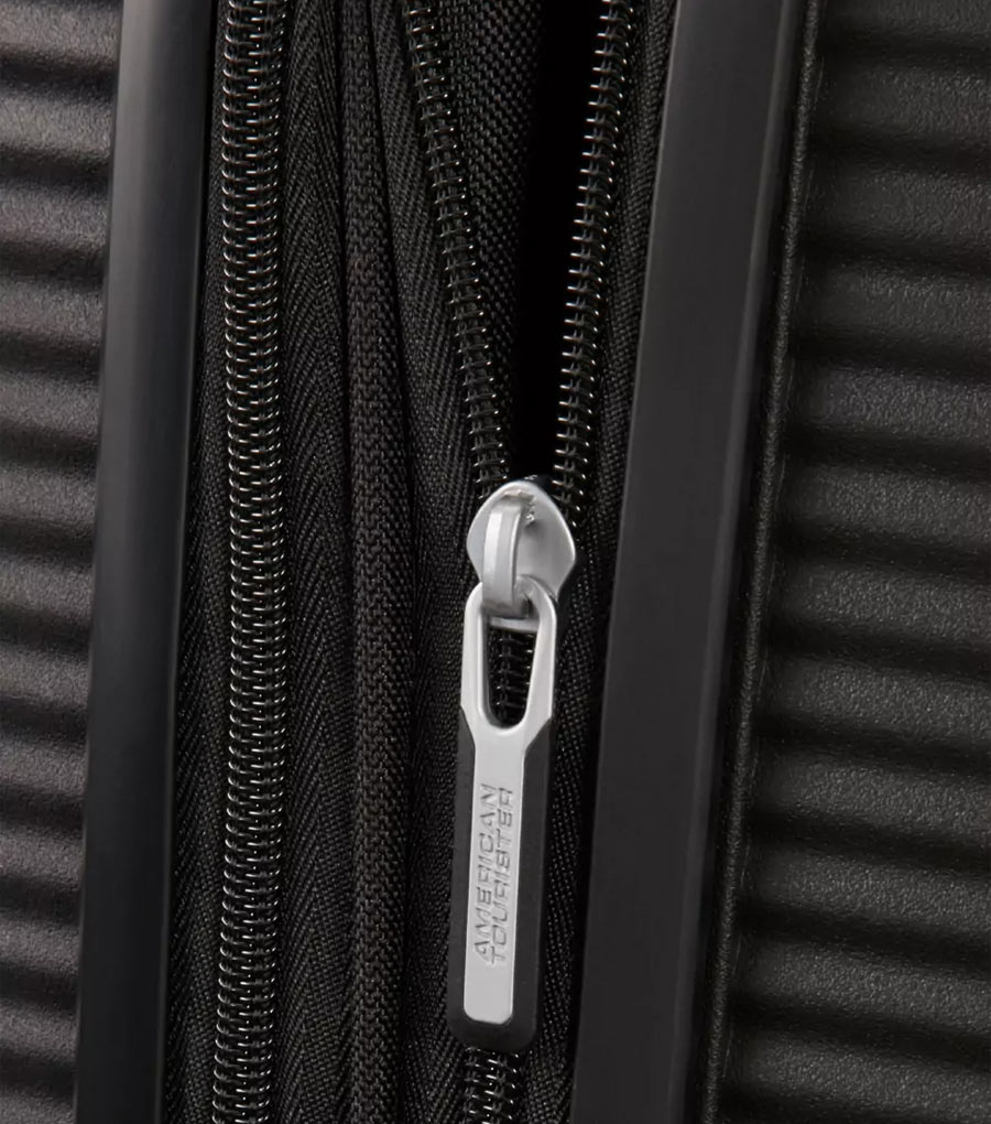 Средний чемодан American Tourister 32G*09002 Soundbox Spinner (67 см)