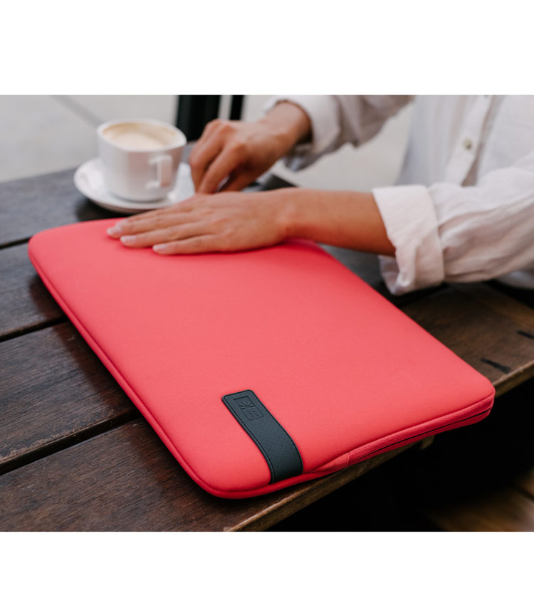 Чехол для  MacBook Pro® 13 CaseLogic REFLECT (REFMB-113) red